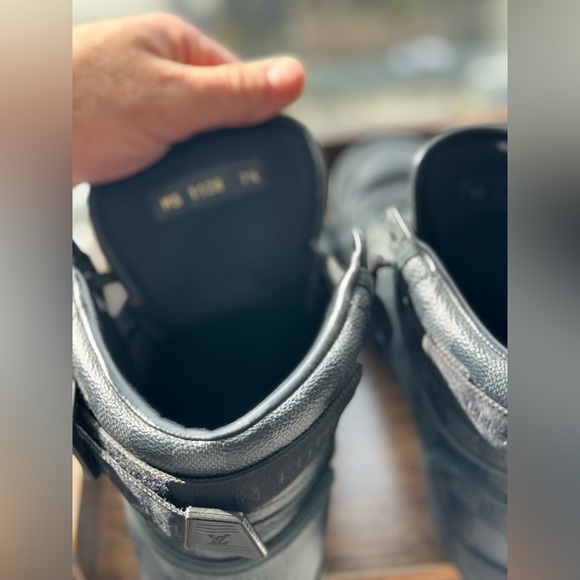 Louis Vuitton Damier Graphite High Top
Size 7.5
Still in really good shape - Picture 3 of 4